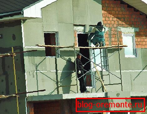 Osobitná pozornosť by sa mala venovať rohu budovy.