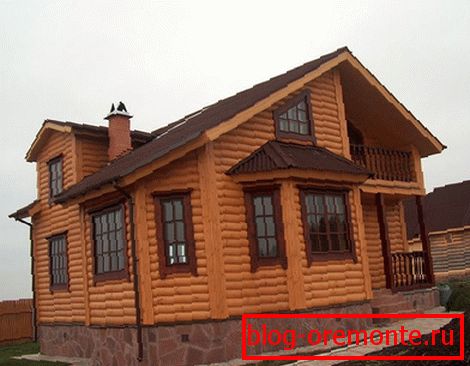 Dokončenie fasády dreveného domu