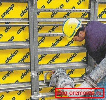 Podávanie materiálu v rámovom debnení Podávanie materiálu v rámovom debnení