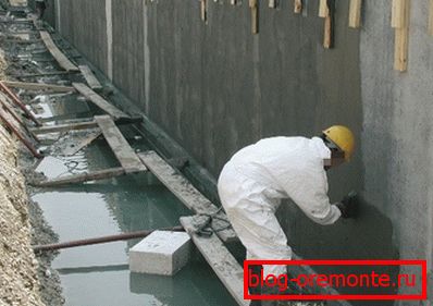Niekedy je oveľa jednoduchšie a lacnejšie použiť lacný betón a hydroizoláciu ako získať vysoké známky tohto materiálu. Niekedy je oveľa jednoduchšie a lacnejšie použiť lacný betón a hydroizoláciu ako získať vysoké známky tohto materiálu.
