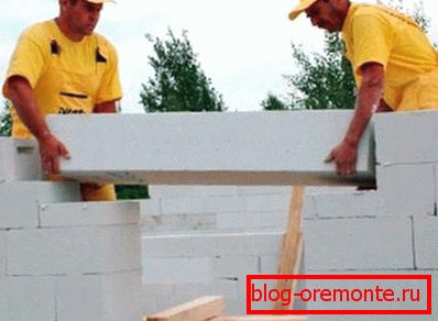 Pri vytváraní domov z tohto materiálu môžete dokonca použiť špeciálne preklady a ďalšie montážne prvky z neho.