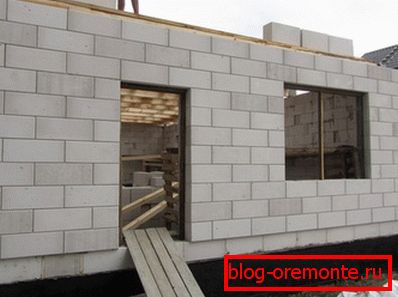 Použitie lepidla znamená prítomnosť veľmi tenkých švov Použitie lepidla znamená prítomnosť veľmi tenkých švov