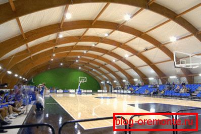 Použitie konštrukcie flexibilného laminovaného dreva ako klenutého stropného športového komplexu. Použitie konštrukcie flexibilného laminovaného dreva ako klenutého stropného športového komplexu.