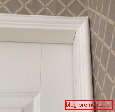 Príkladom fotografie je dvere v rohu alebo v úzkej chodbe.