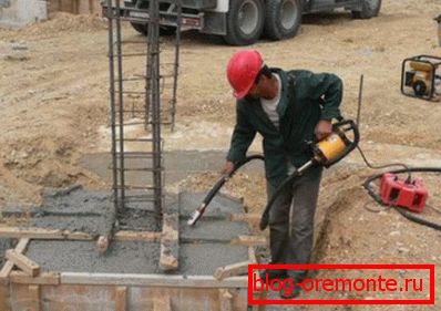 Proces používania špeciálneho vibrátora pre betón, ktorý umožňuje odstrániť všetky vzduchové bubliny z materiálu a umiestniť roztok na celý tvar Proces používania špeciálneho vibrátora pre betón, ktorý umožňuje odstrániť všetky vzduchové bubliny z materiálu a umiestniť roztok na celý tvar