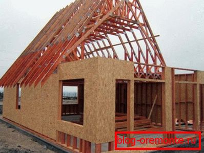 Proces budovania panelového domu.