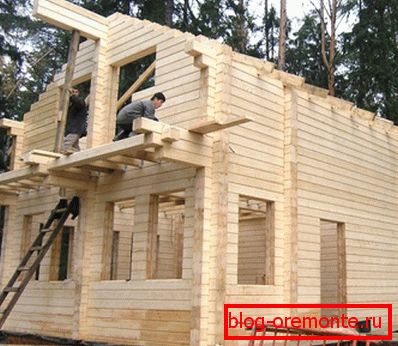 Proces budovania bývania z lepidla bar s vlastnými rukami.