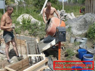 Proces plnenia debnenia s čerstvo pripraveným materiálom