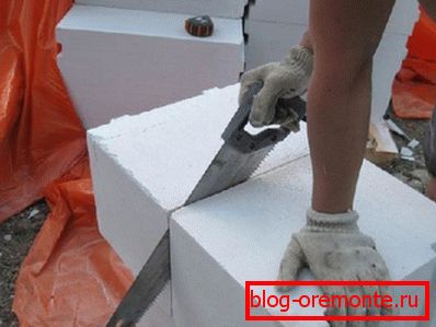 Rezanie plynového bloku do veľkosti: pomerne obyčajná píla Rezanie plynového bloku do veľkosti: pomerne obyčajná píla