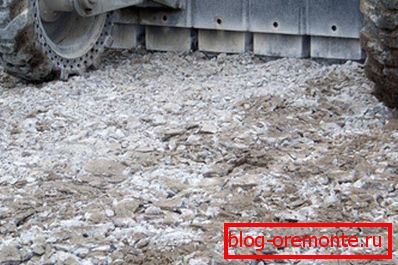 Zničenie betónových základov drahým hydrogromolotom Zničenie betónových základov drahým hydrogromolotom
