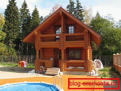 Realizovaný projekt dvojpodlažného kúpeľa z baru na mieste krajiny