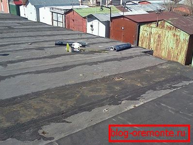 Opravujeme strechu garáže s strešným plášťom