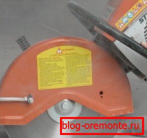 Rezanie železobetónu s diamantovými kruhmi pri demontáži podlahy Rezanie železobetónu s diamantovými kruhmi pri demontáži podlahy