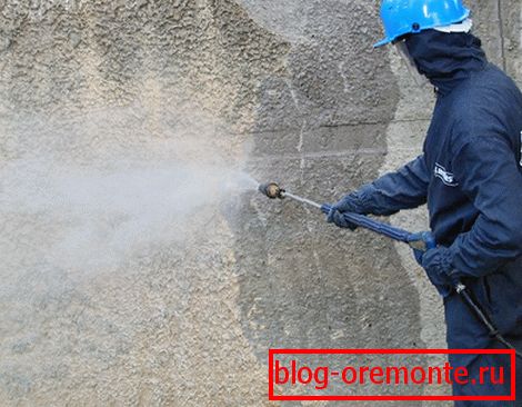 Pomocou vody dodávanej pod tlakom