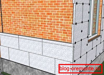 Usporiadanie penových polystyrénových panelov na vonkajšej stene budovy. Usporiadanie penových polystyrénových panelov na vonkajšej stene budovy.