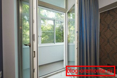 Dvere Shtulpovaya vedúce na balkón Dvere Shtulpovaya vedúce na balkón