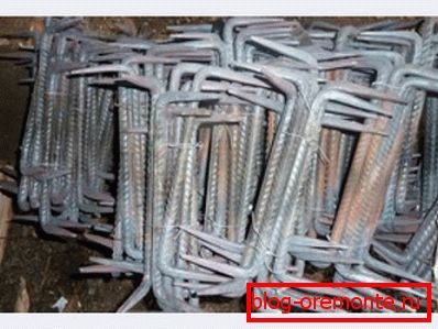 Konzoly pre spojovacie materiály môžu byť vyrobené nezávisle od častí výstuže Konzoly pre spojovacie materiály môžu byť vyrobené nezávisle od častí výstuže