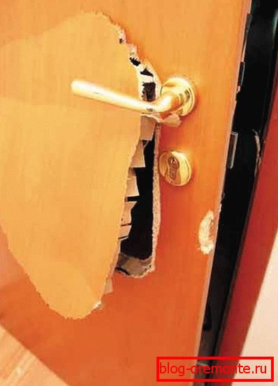 Dvere kvalitných materiálov trvajú dlhšie. Vstupné drevené dvere s vlastnými rukami