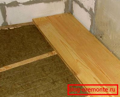 Na hornej časti cementovej guľatiny, minerálnej vlny a raženej dosky Na hornej časti cementovej guľatiny, minerálnej vlny a raženej dosky