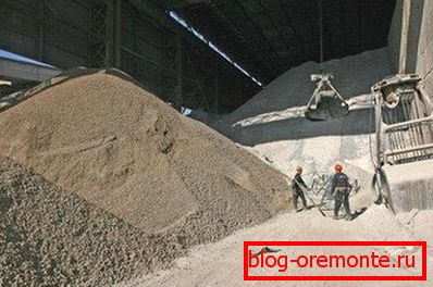 Suroviny na prípravu betónových roztokov sa pripravujú a skladujú v špeciálnych skladovacích zariadeniach. Suroviny na prípravu betónových roztokov sa pripravujú a skladujú v špeciálnych skladovacích zariadeniach.