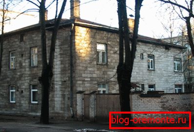 Jedná sa o nepotiahnutú fasádu pórobetónu.