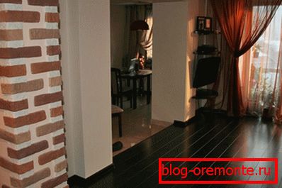 Tmavé laminátové podlahy v obytnej časti.