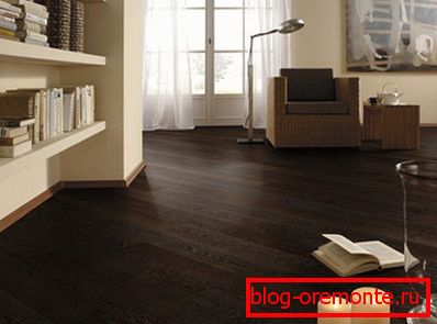 Mliečne odtiene interiéru v kombinácii s tmavým laminátom
