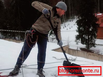 Odstránenie snehu z rovnej strechy
