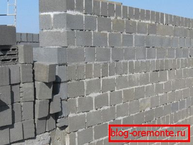 Učíme sa budovať steny z blokov z expandovaných ílov.