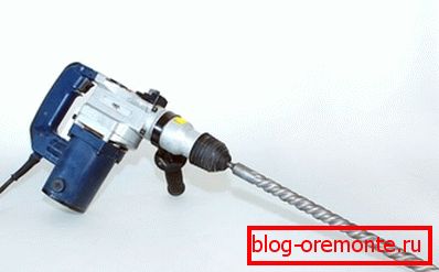 Je to oveľa pohodlnejšie držať punč so špeciálnou prídavnou rukoväťou Je to oveľa pohodlnejšie držať punč so špeciálnou prídavnou rukoväťou