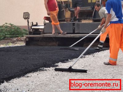 Ukladanie asfaltu na slatinný vankúš Ukladanie asfaltu na slatinný vankúš