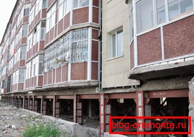 Posilnenie základov monolitickými železobetónovými svorkami umožňuje predĺžiť životnosť budov a konštrukcií. Posilnenie základov monolitickými železobetónovými svorkami umožňuje predĺžiť životnosť budov a konštrukcií.