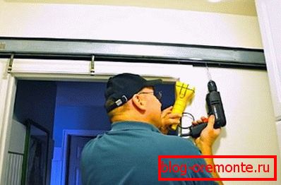 Upevňovacie vodidlo na spodnej časti tyče do-it-yourself montáž posuvných interiérových dverí videa