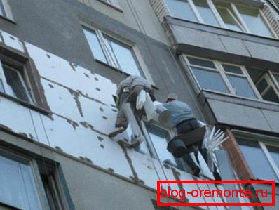Ohrievanie výškové budovy s účasťou priemyselných horolezcov. Ohrievanie výškové budovy s účasťou priemyselných horolezcov.