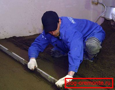 Tu je betónová podlaha vo vani vybavená rukami Tu je betónová podlaha vo vani vybavená rukami