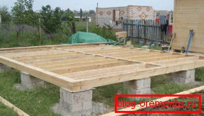 Obložil prvý rad tyčí a podlahových nosníkov Obložil prvý rad tyčí a podlahových nosníkov