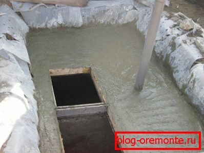 Naplnenie monolitického stropu s kontrolnými poklopmi a ventilačnou trubicou. Naplnenie monolitického stropu s kontrolnými poklopmi a ventilačnou trubicou.