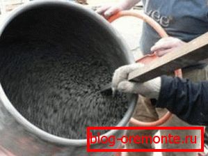 Zmiešanie zmesi v miešačke na betón Zmiešanie zmesi v miešačke na betón