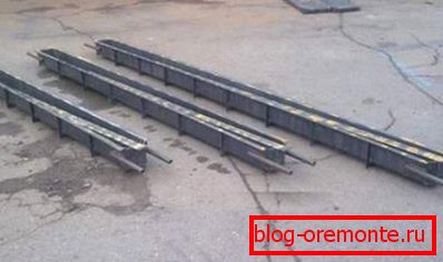 Továrenské formy pod postami. Továrenské formy pod postami.